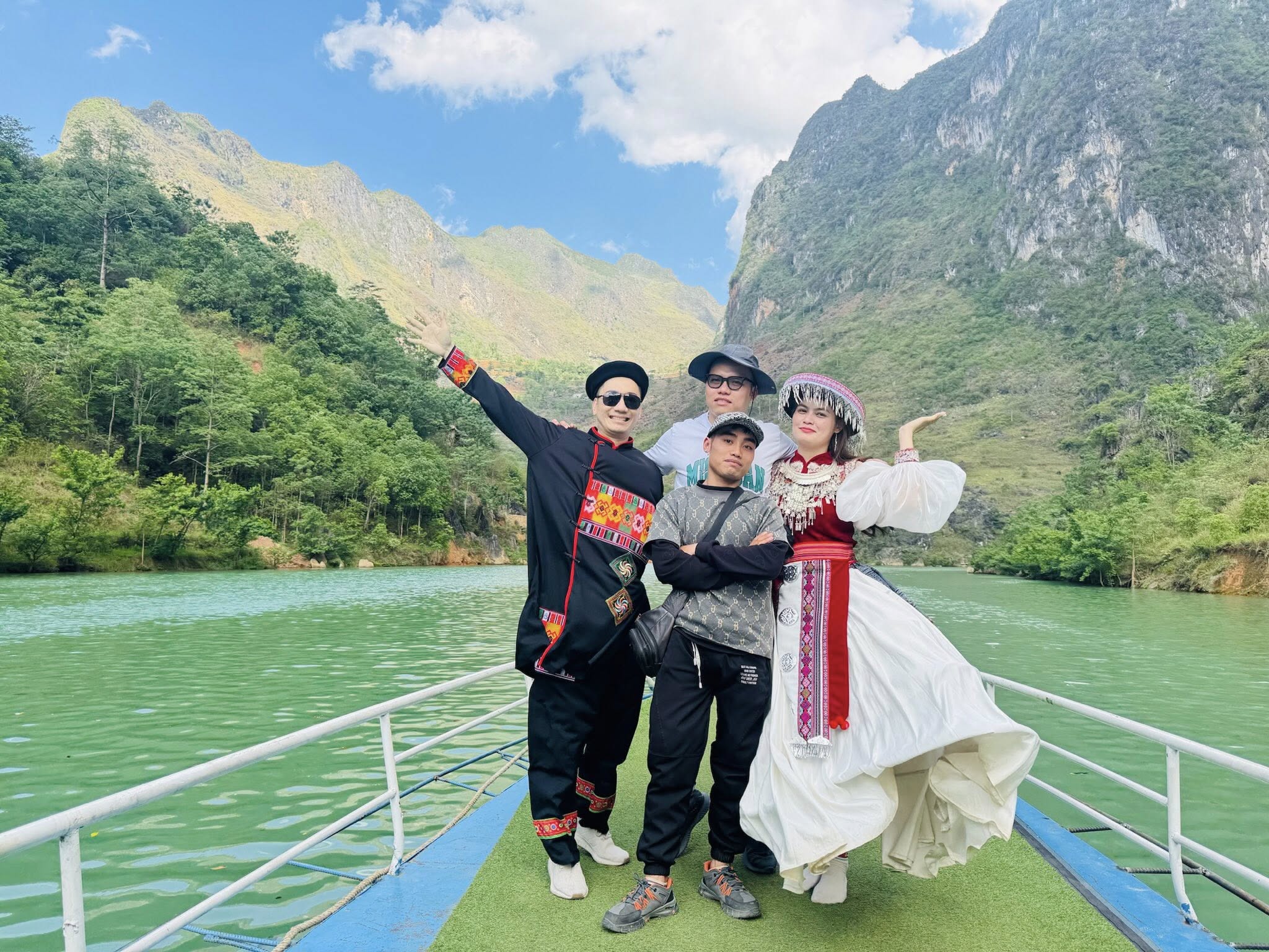 đi thuyền sông nho quế